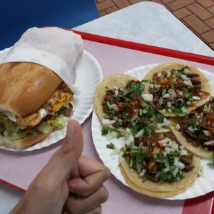 Torta de pollo a la plancha, y 4 tacos de asada con todo