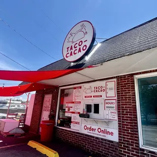 the outside of a restaurant