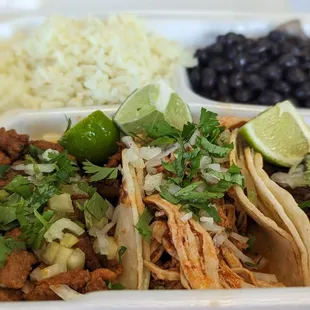 Taco plate: carnitas, pollo, barbacoa + frijoles negro y arroz blanco