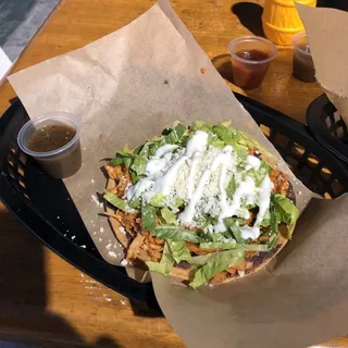 Tostada de Tinga de Pollo