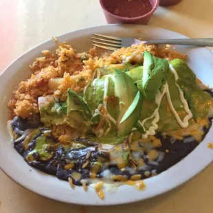 Their green chili burrito is very tasty as well as their rice and beans. Good presentation.