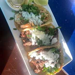 Tacos de asada y camarones