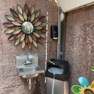 Look, a sink to wash up