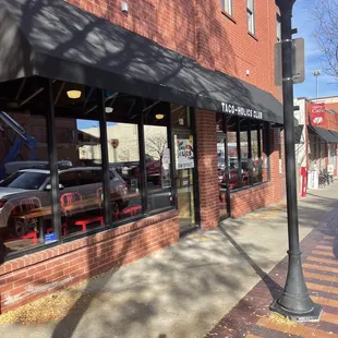 the outside of a restaurant