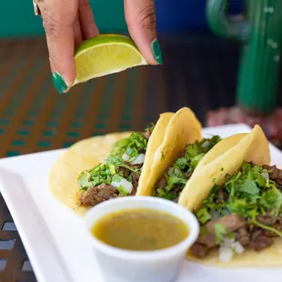 Tacos de carne azada