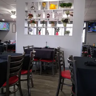 Nice shelf in the middle of Restaurant.