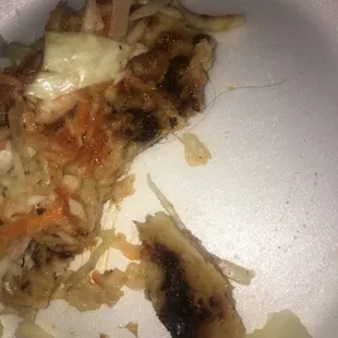 Creo deberían tener poco más de cuidado con este tipo de accidentes, ya que al encontrar pelo en la comida es imposible seguir comiendo
