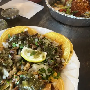 Dos tacos de pollo y dos de asada y el otra es un burrito mojado.