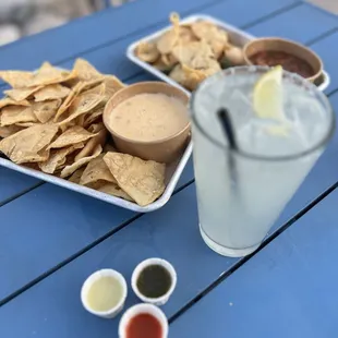 Solo queso, solo salsa, ranch water