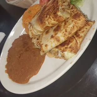 Chicken fajita quesadilla lunch plate