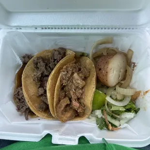 Tacos de chicharrón verde barbacoa y bistec