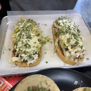 Huaraches de asada y carnitas