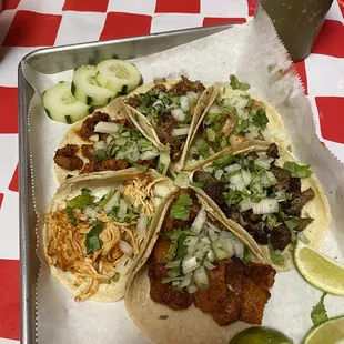 Tacos especial lleva tacos de camaron, pollo, asada, pastor, chicarrón y carnitas.