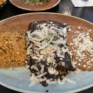 Enchiladas Pollo En Mole