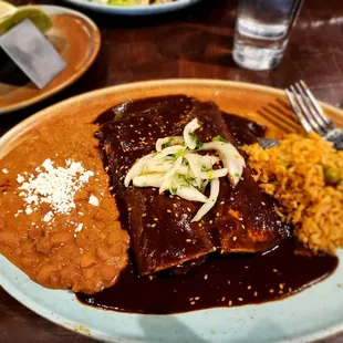 Chicken Enchiladas en Mole.