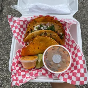 Quesabirria con consume