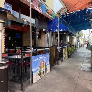 the outside of a restaurant