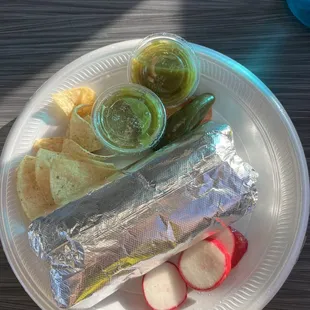 burrito de frijoles y queso con cebolla y cilantro