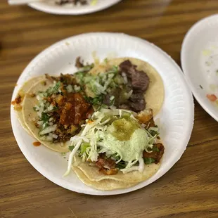 Tacos con pescado, cabeza, al pastor