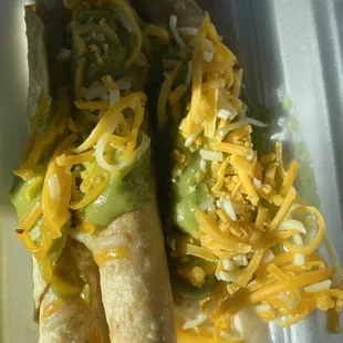 3 Rolled Tacos with Cheese and Guacamole