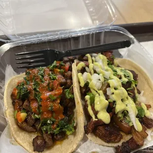 Taco al carbon on the left and al pastor on the right.
