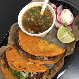 Tacos de birria y consomé