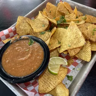 Salsa (house) and chips