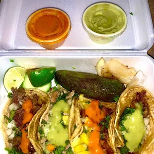 1 taco de cabeza, 1 taco de pastor, 1 taco de carnitas, 1 taco de tripitas Mmmmmmm...