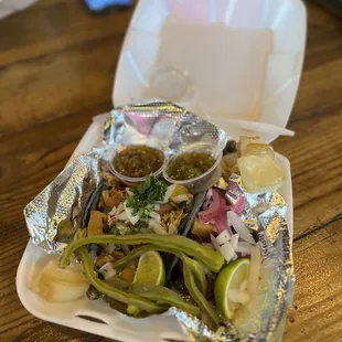 TACO DE COCHINITA Y POLLO