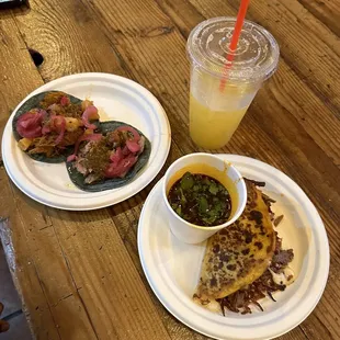 Taco de suadero  Quesabirria  Taco de cochinita  Agua de pina