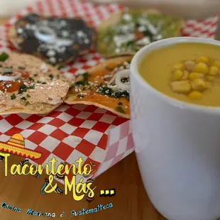 Tostadas y atol
De elote