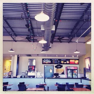 Clean &amp; simple atmosphere. Xmas lights!