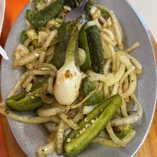 Chiles y cebollas toreados