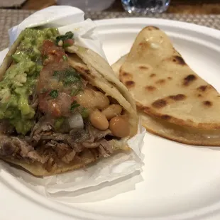 Tacos de Carnitas and quesadilla de tortilla de maíz
