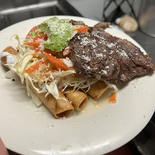 Flautas con bistec, la perfecta combinación.