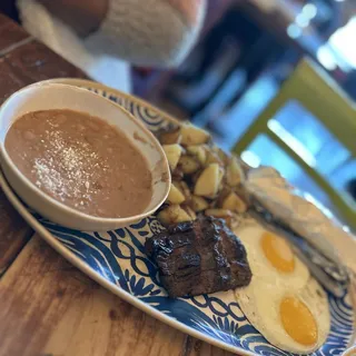 Platillo De Carne Asada Con Huevos