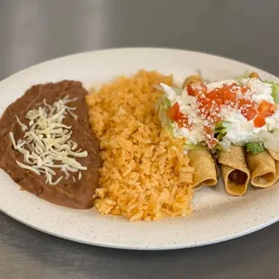 Orden de Taquitos con Arroz y Frijoles