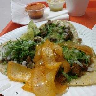Onions on fleek. Tacos de lengua y pollo.