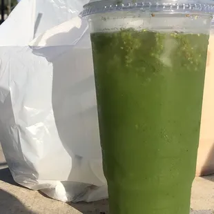 Agua Pepino y Limón ( cucumber and lime)