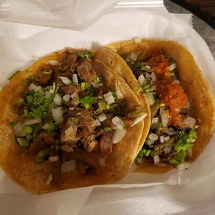 Taco de lengua y un taco de bistek con nopales.
