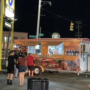 Food truck replaced &quot;Lonchería El Parian&quot;