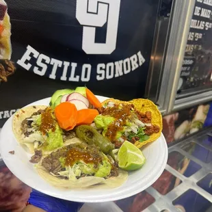 Tacos de tortillas de harina hechas a mano y de maíz regulares