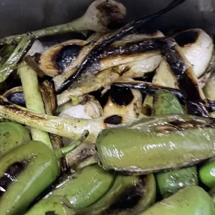 Acompaña tu comida con nuestros chiles y cebollitas asadas