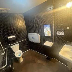 SUPER CLEAN  bathroom
