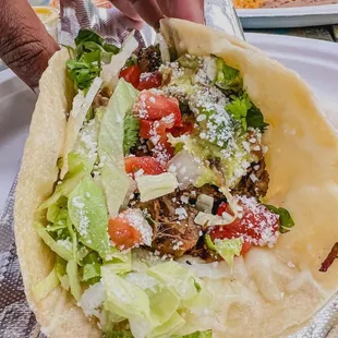 Desperado Taco, Smoked Brisket, crema, queso fresco, lechuga, guacamole y pico.