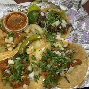 Tacos al pastor, chicharrón y barbacoa.