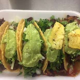 Hand made tortilla tacos asada al carbon y tacos al pastor con su piña todos con guacamole!!!!