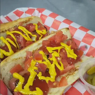 Hot dogs al estilo mexicano con tomate, cebolla y aderezos