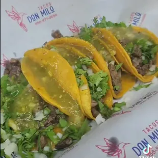 Tacos de Bistec acompañados de sus salsas verde y roja....