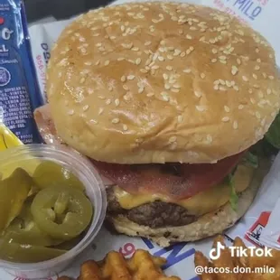 Hamburguesa Don Milo, con jamon, queso y aguacate y Papas